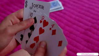 Ű�咪咪的金发女郎都有一个真正棘手在她的卧室。他们亲吻和吮吸奶之前，她舔她剃光阴部。她facerides的小宝贝在69er