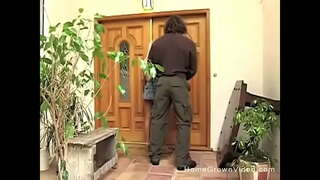 Καυλιάρης ξανθιά είναι χάλια τότε γαμάει ο φίλος της στο αίθριο