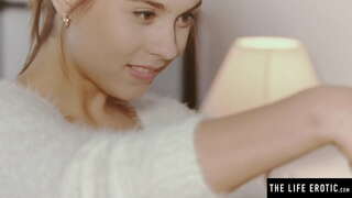 Cute brunette orologi di se stessa nello specchio mentre si masturba