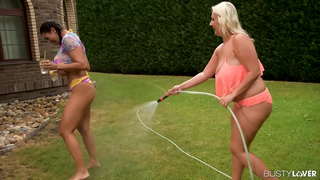 Dildo Inserció i Titty Succió per a Dues Lesbianes Guineu