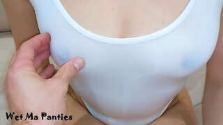 Mainit na Hakbang Kapatid na babae may suot ng SWIMSUIT sa harap ng kanyang mga kapatid na lalaki !! BAHAGI 1