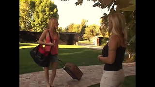 ���ુંદર યુવાન કોલેજ કન્યાઓ જે કંઈ પકડી પાછા - અન્ના, કાલી, એરિકા ચુંબન, હોલી Halston, Aniko, Nikoletta