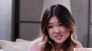 Kely tits aziatika sy ny blonde bff handeha ho threesome amin&#039;ny mpifanolo-bodirindrina