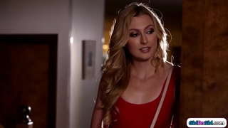 Post kiam venas hejmen malfrue denove ŝin stepmom decidas ke ŝi volas esti lesbanino.La vicfilino akiri titsucked lekas la milf fanny kaj ŝia college