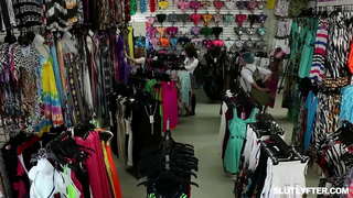 Blonde teen Haley Fosiloj sucking cock kaj akiranta ŝia pussy fucked sovaĝe en la sama tempo