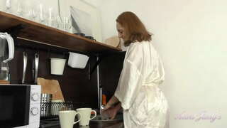 Φυσικό Busty 40yr-old MILF Marta - Άνοδος και Λάμψη αυνανισμός