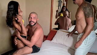 Ann an cùl an deilbh a tha air beulaibh a 'chamara airson a' chomharra-new carioca, agus chan dà cocks i pussy aig an aon àm, airson a 'chiad uair, agus a' tighinn gu crìoch le h-luchdaich na cum