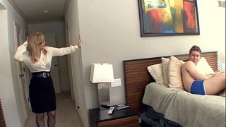 Grandes boobed milf rubia en medias y un liguero