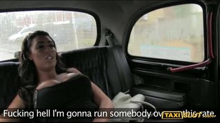 Τεράστια βυζιά Ava διάτρητοι με τον οδηγό στο πίσω κάθισμα του ταξί του