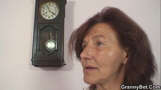 ���ીવણ જૂના ગ્રેની અને છોકરો