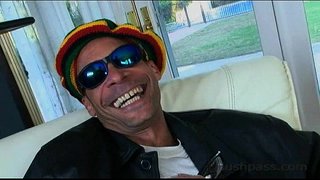 ���ේගන් මොන්රෝ ලැබෙන ඇගේ බිරිඳ මෝඩයෙක් දැමී!