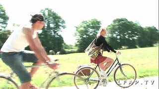 Млада и симпатична студентка с големи цици жестоко е бил содомии и получава двойно проникване