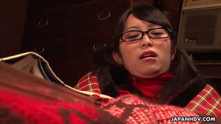 Nerdy Asian teen rubs dheweke cunt ing kemul