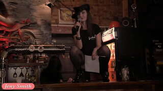 Jeny สมิทรงเปลือยกายวาดบนเวที