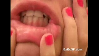 פּרעכטיק טין מיידל טיזיז איר נאַקעט גוף אין דער שפּריץ