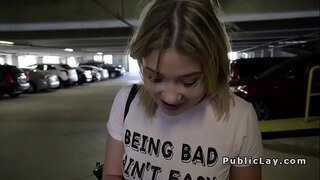 American gran culo rubia de flequillo al aire libre