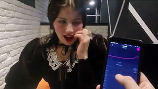 Kız restoranda ohmibod ile erkek arkadaşı tarafından alay edilir