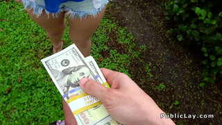 Butt ຟອງຜິວເນື້ອສີຂາປັ້ໃນຂະນະທີ່ຢູ່ໃນສາທາລະນະ