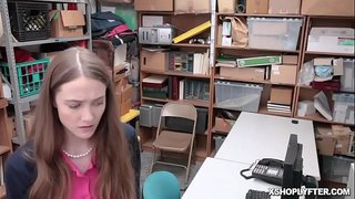 ���ັງສອງ shoplyfting ລຸ້ນແລະຕູ້ແມ່ນໄດ້ຮັບສຽງປັ້ງໂດຍ horny ລະດັບນັກງານ Erica Lauren