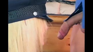 Sufiĉe female cop fucking en gantoj kaj ŝtrumpetoj