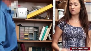 ���ารเจาะหลังเจ้าหน้าที่เลียนและเอลิลลี่อดัมส์เปียกเอาอีตัวอยู่ใน doggystyle