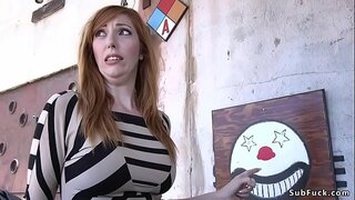 Katta ko&#039;krak redhead Lauren Phillips podvalda tashlangan va katta dicks bolalar guruhi qora va oq kishilar uning tomoq fucked