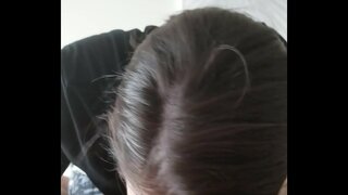 Սիրողական կինը մինետ глотает