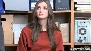 Službenik LP na doggy style fucks Kenzie Ryans u zbijeno vaginu, lupa joj jaja duboko!