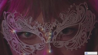 Iskusna žena dovodi svoju novu djevojku u posebnu prostoriju