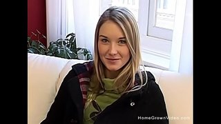 Тӯҳфаи хеле зебо аст малламуй раздевается догола ва навозиш бо худ tugu киской