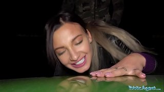 Հասարակական գործակալ Փարթամ busty նկարահանել է դրսում երեկոյան մինետ եւ трах