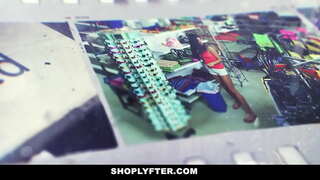 ���ერა არის ღამის ცვლის თანამშრომელი მაღაზიაში.ოფიცერი დააკავეს მისი ქურდობაში დილით ცვლა იუწყება, და იგი აღიარებს, რომ მას ნუ ეს 1 ან 2-ჯერ.ოფიცერი გაიყვანს მისი მკერდი და საშუალებას მისი ყელის იგი.სანაცვლოდ მან კაცა მისი საშო.