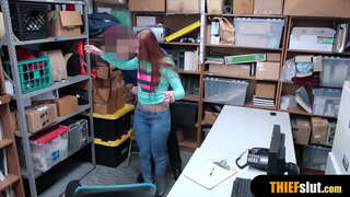 Berkaki panjang teenie tertangkap di pusat membeli-belah dan mendapat kasar