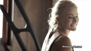 Duboko analni sa seksi plavuša