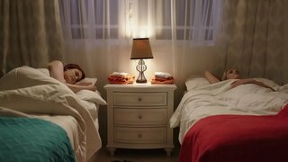 Lésbicas suave diversão entre uma ruiva e uma loira pinto