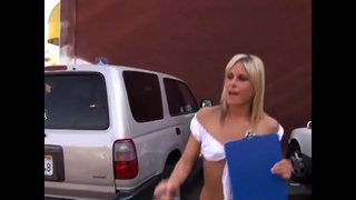 Երիտասարդ նկարահանել է ընդունում ամուր անդամ իր թաց бритую ներքին