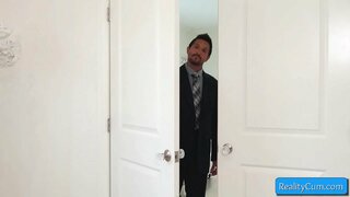 קוטיע טיניידזשער בלאָנדיע פּערפאָרמז אַמייזינג בלאָוודזשאָב אויף אַ מאַסיוו ווייַס דיק און ליב עס