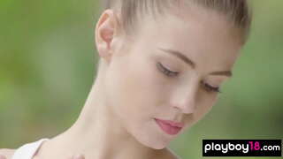 Худая brunette шлюха раздевается дар вақти варзиш оид ба бокс