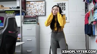 Bruna teen Judy Jolie akiranta her tight pussy kaprioladita sovaĝe de la gardisto de malantaŭ