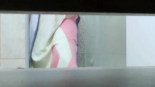 Sestra sa tan liniju sexy je snimio tuširao bez njenog znanja