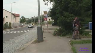 ���क युवा फूहड़ बकवास करने के लिए एक पुल के नीचे एक सार्वजनिक पार्क में