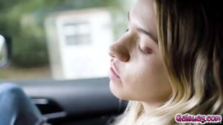 Khloe ildio o Gias angerddol yn cyffwrdd â hi yn dal i fyny yn y gwres o bryd