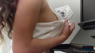 ���త్తమ అమ్మాయి శృంగార సినిమాల ప్రముఖులు ఉమా జోలీ ఆఫ్ చూపిస్తుంది ఆమె అద్భుతమైన సహజ శరీర