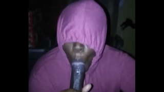 Сиеҳ дарахти муж thr хлебает манї аз дӯсти Би-би-си